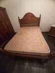 Cama antiga de madeira