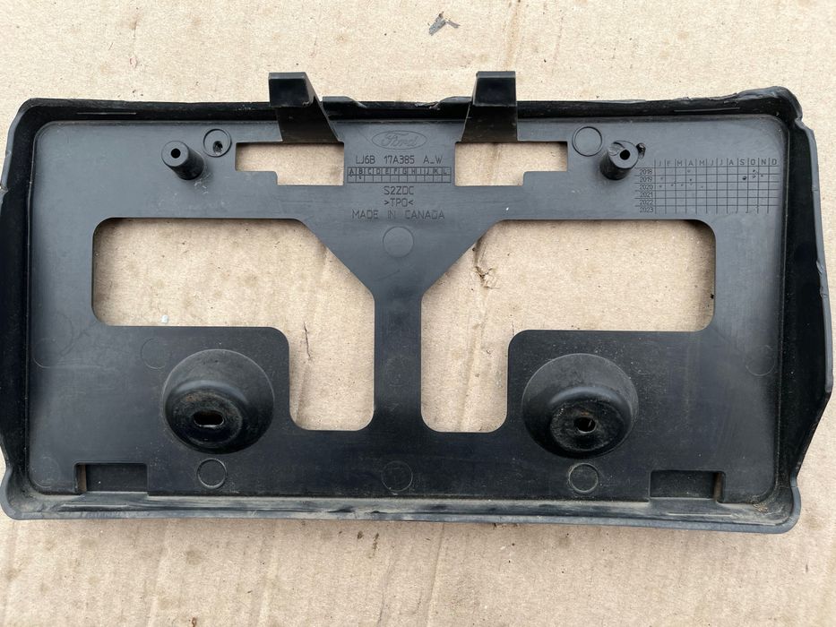 2020 Ford Escape Titanium Hybrid 2,5L: рамка номера (LJ6Z-17A385-AB)