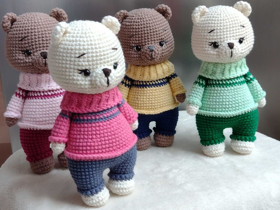 Szydełkowy miś w kolorowym ubranku