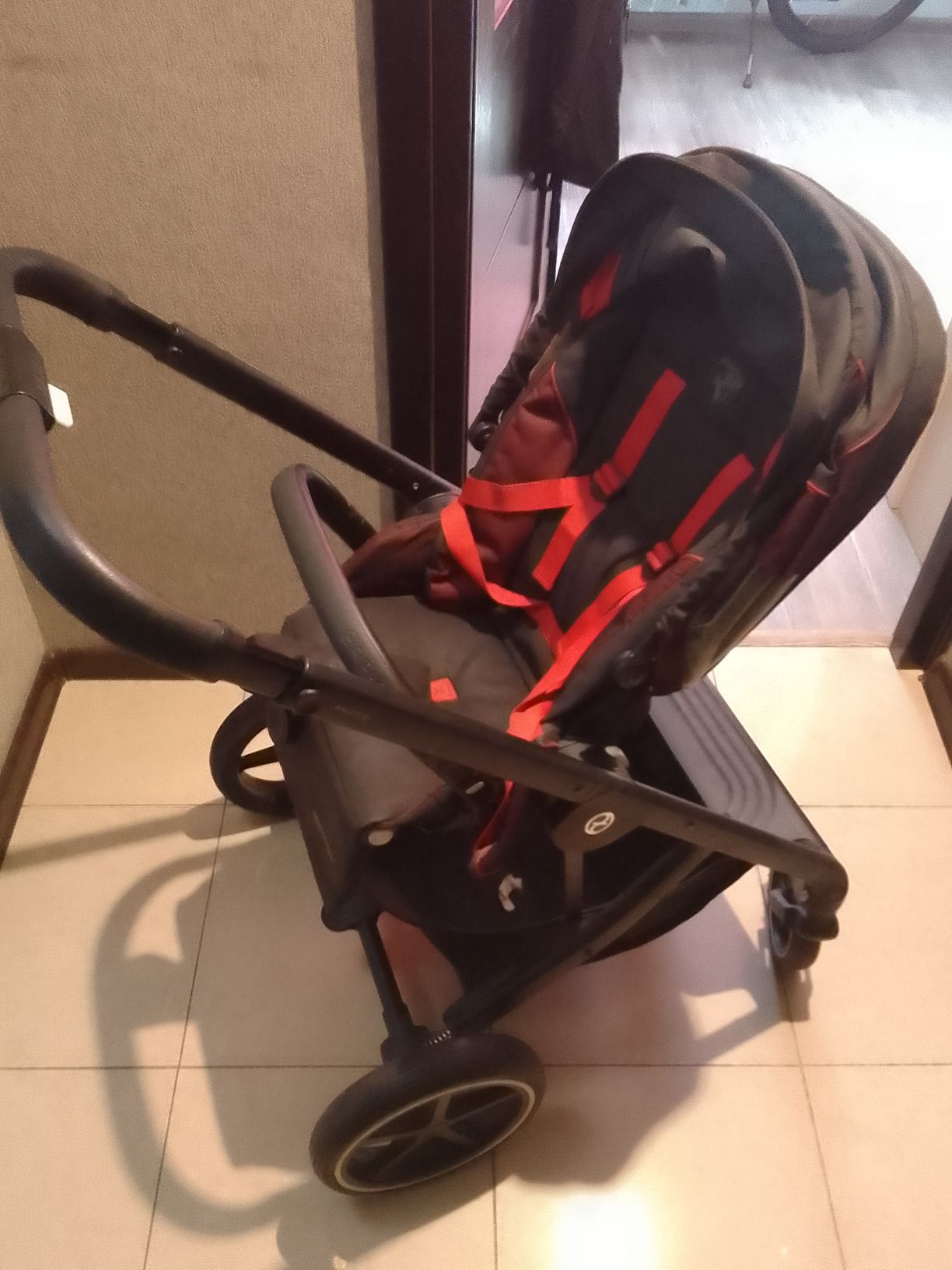 Wózek spacerowy Cybex wersja Ferrari.