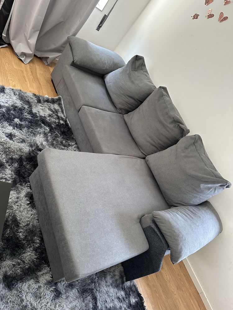 Sofa com 3 lugares, e 2 banquinhos laterais removiveis
