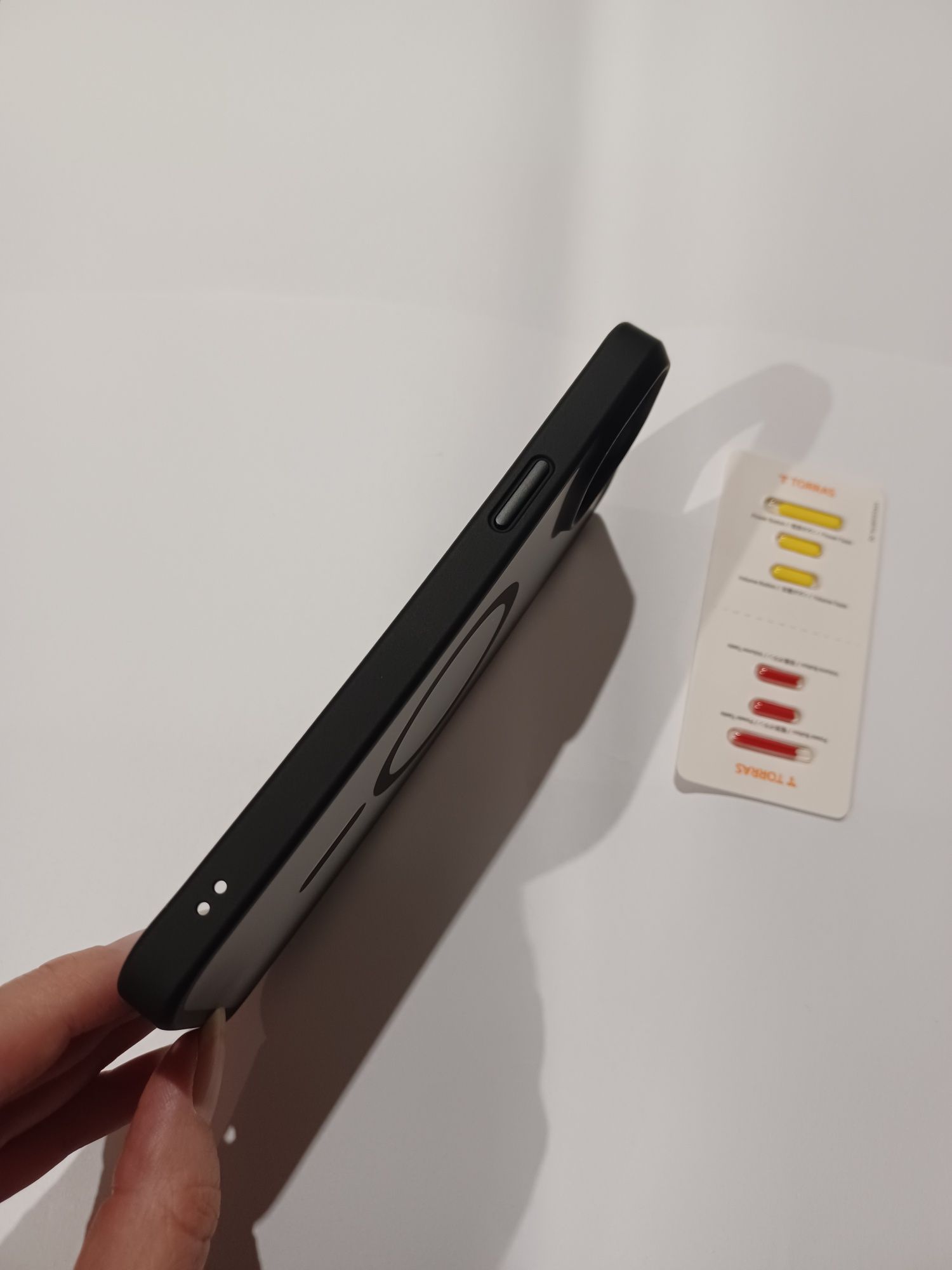 Etui magnetyczne Torras do iPhone 6.7" 2022 z wymiennymi przyciskami