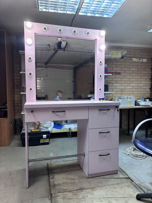 Стол для парикмахера, бровиста или визажиста