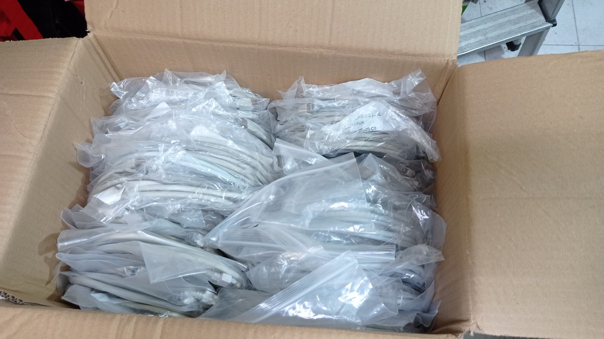 Caixa com  80 patchcords SFTP da Corning