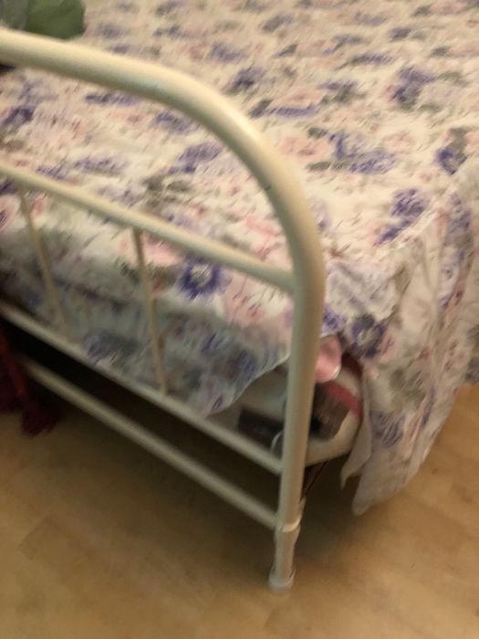 Cama de ferro antiga com colchão