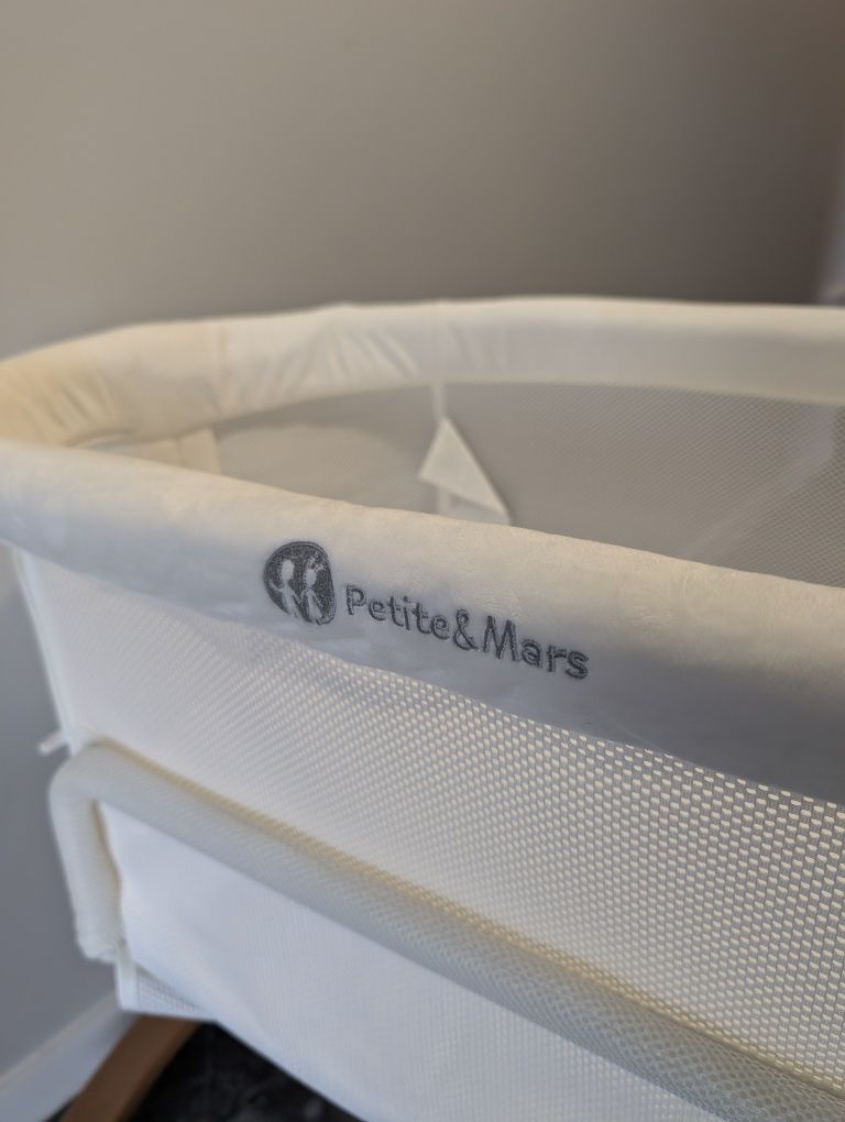 Łóżeczko dziecięce dostawne Pettite&Mars z funkcją kołyski