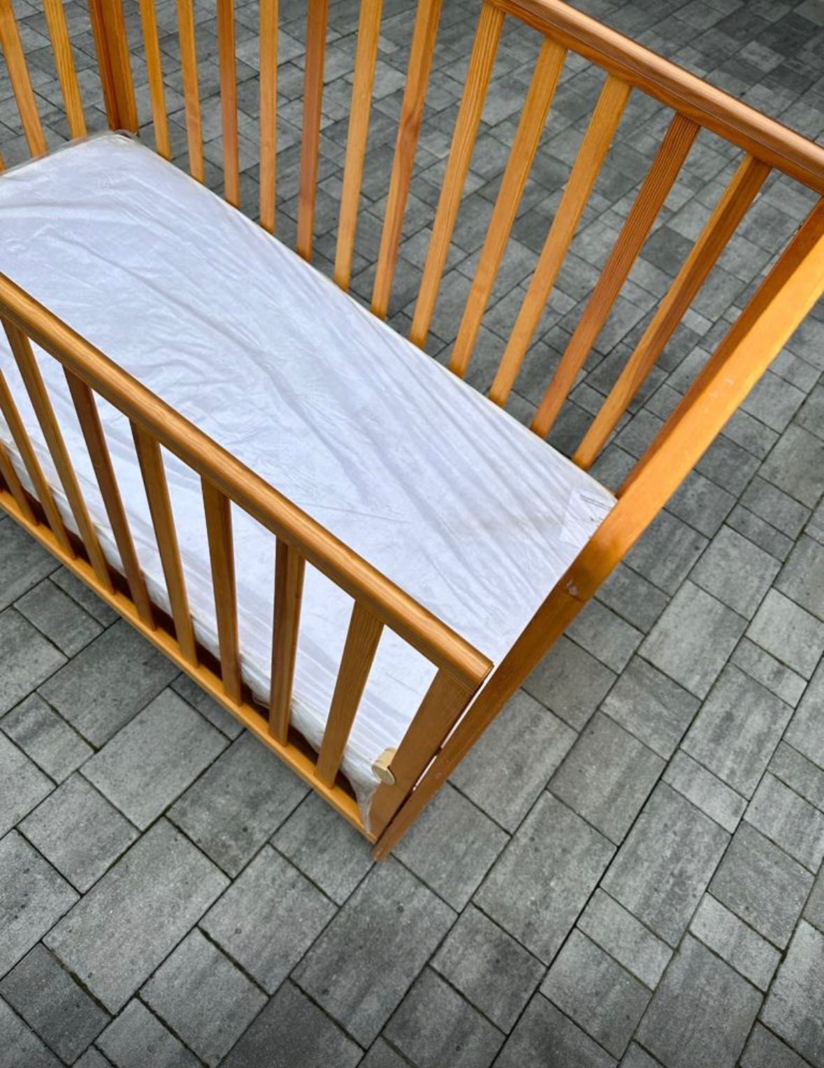 łóżeczko dziecięce drewniane ze skrytką i materacem