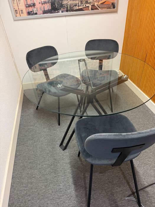 Mesa em vidro da AREA + 4 cadeiras