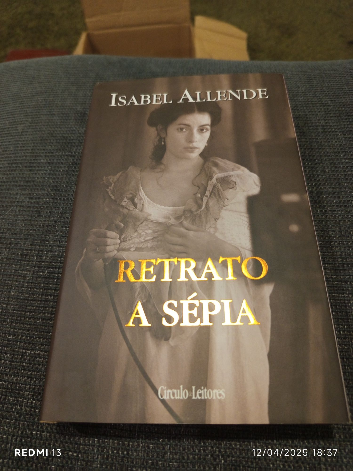 Livro de capa dura Retrato a Sépia de Isabel Allende