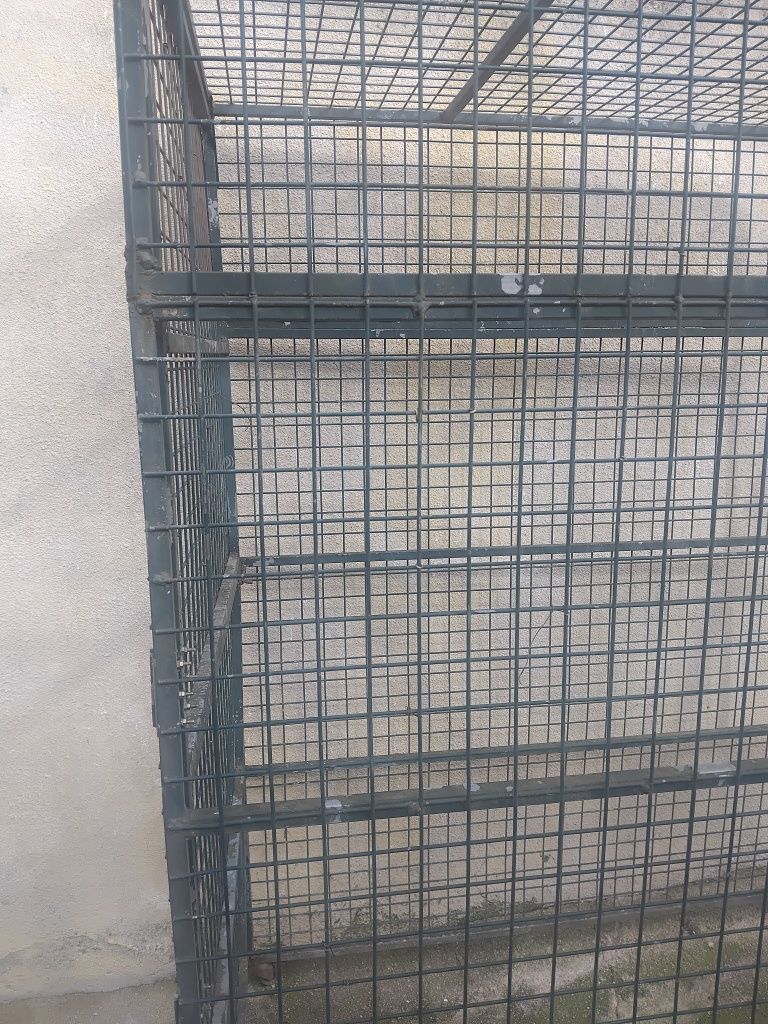 Gaiola,ou jaula,para aves e animais  domésticos.