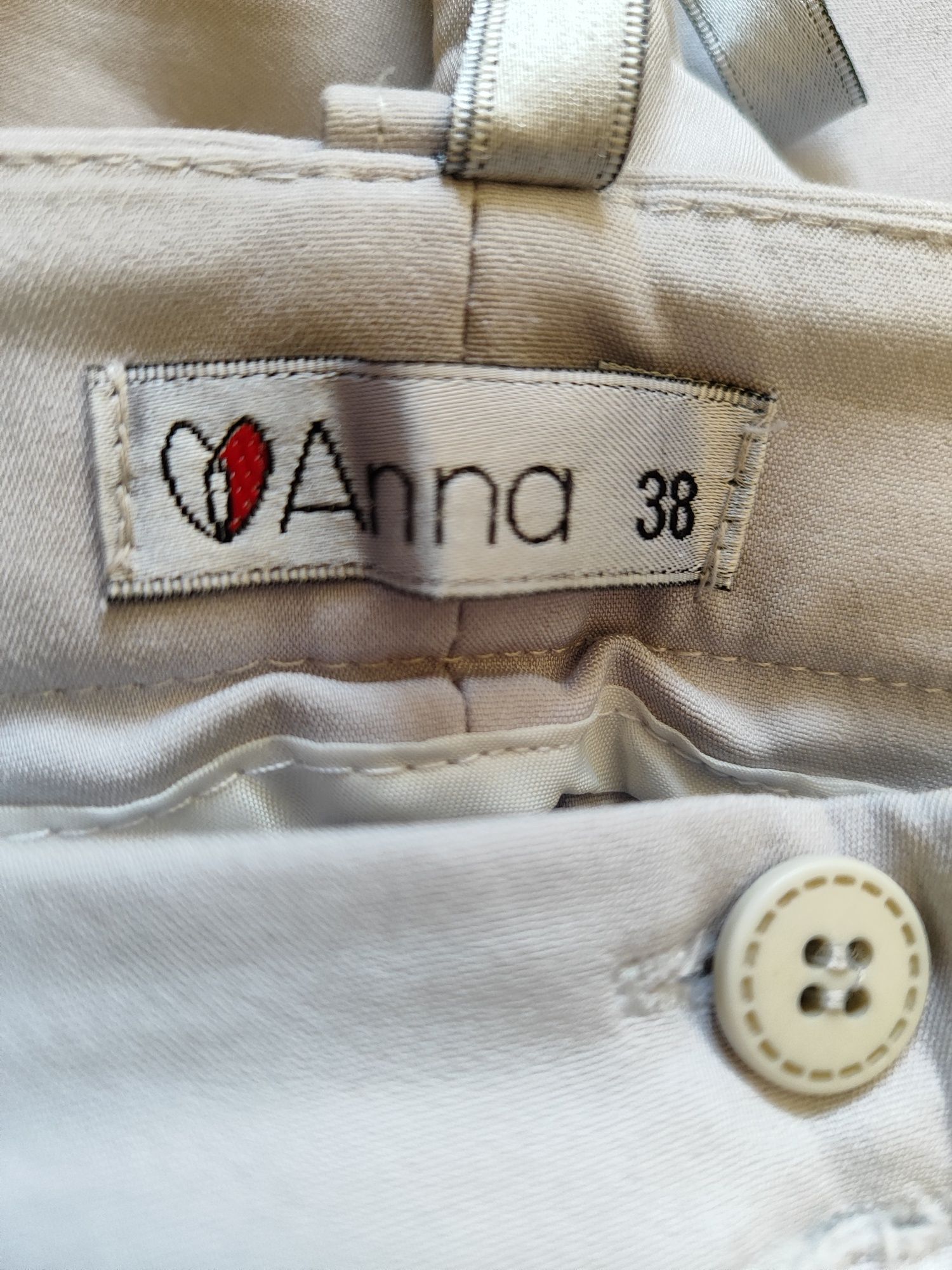 Eleganckie jasne spodnie chinos z kantem