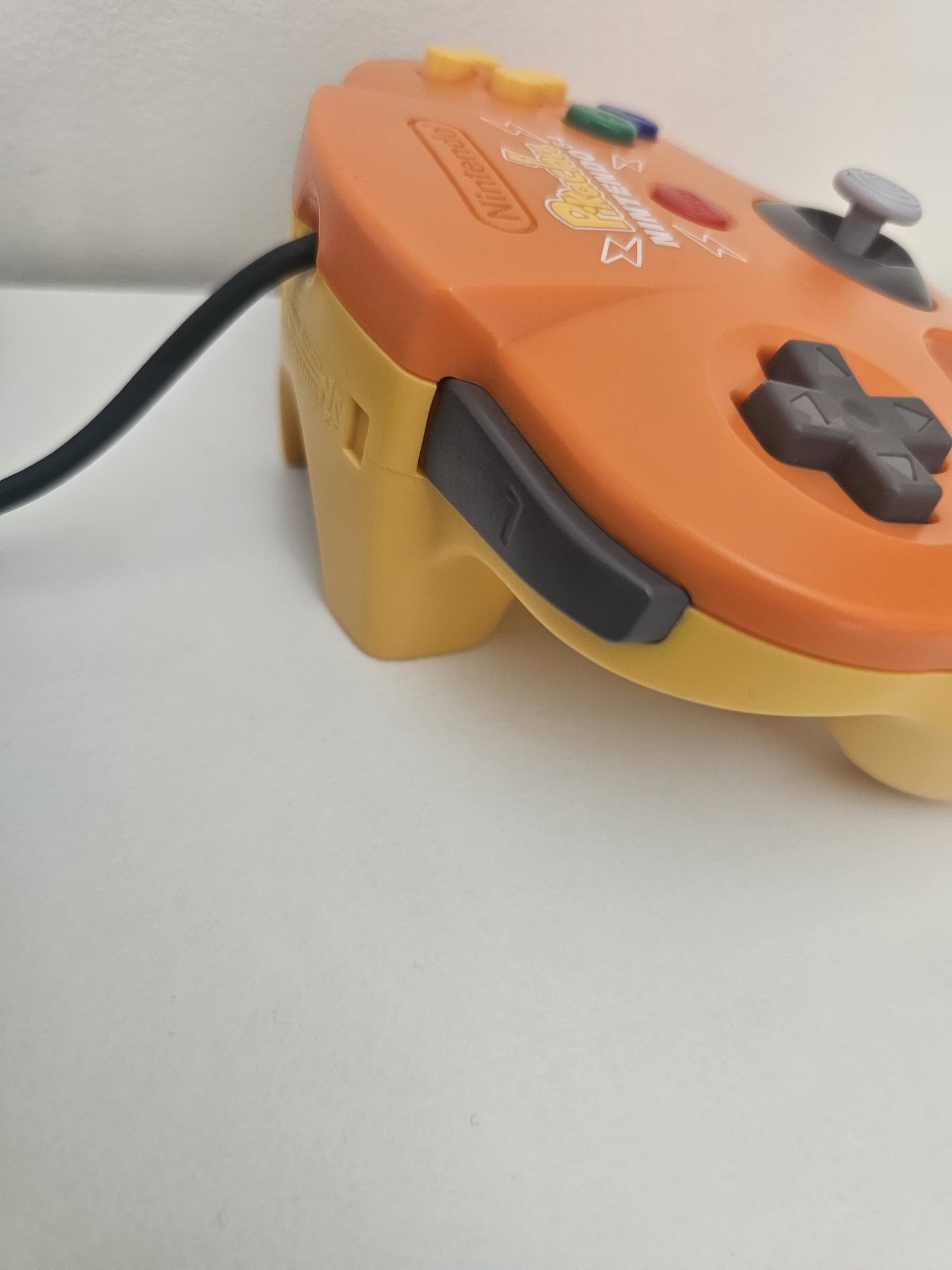 Comando Nintendo 64 Pikachu (edição colecionador)