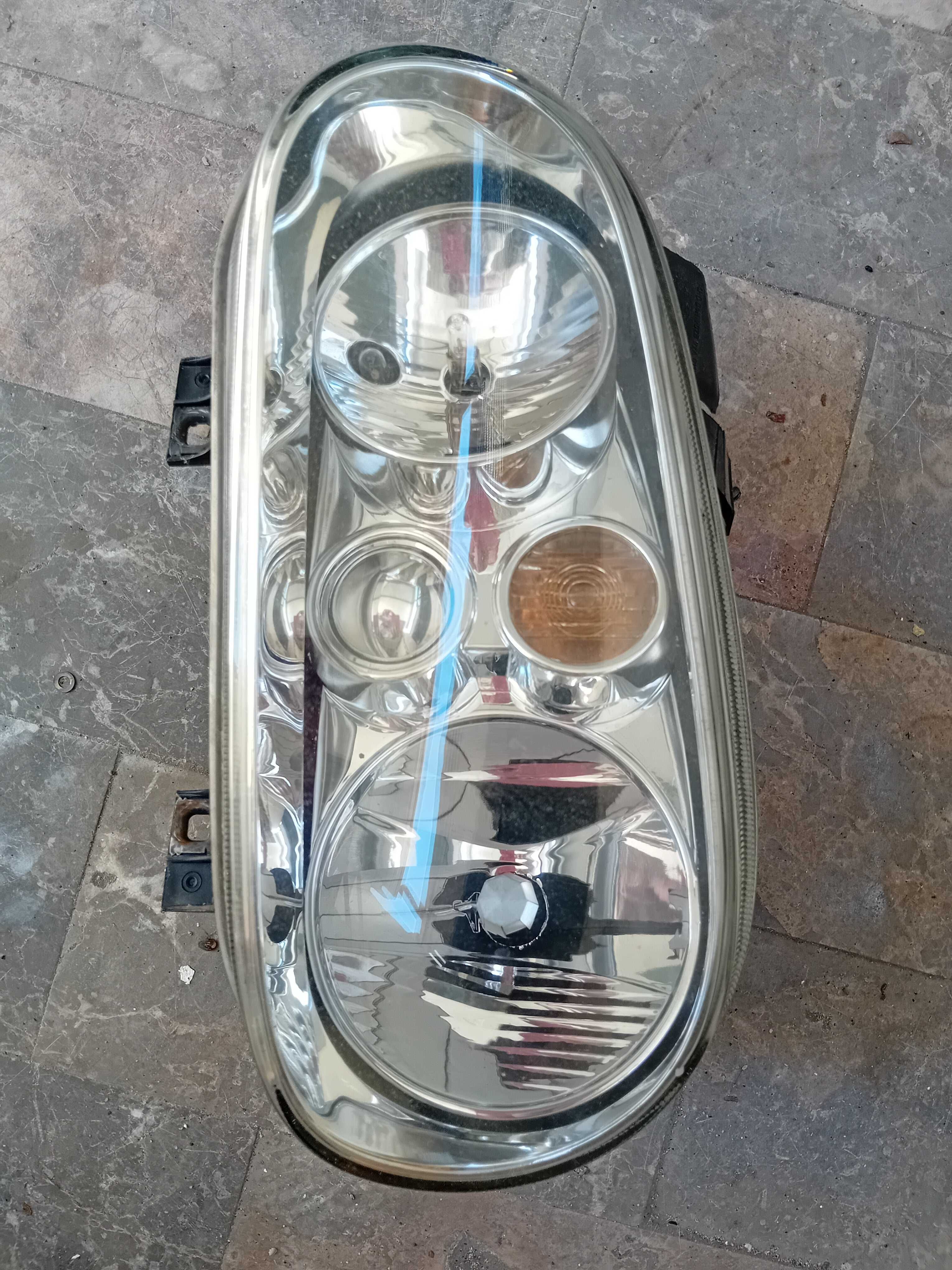 Farol esquerdo golf 4