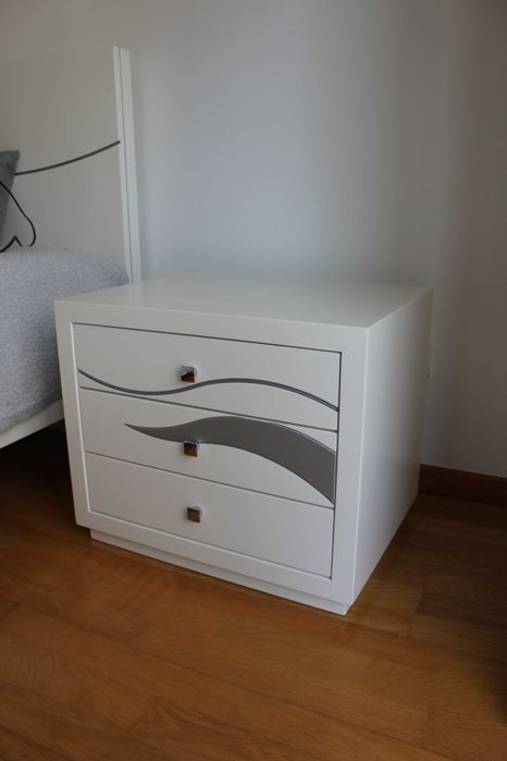 2 Mesas de Cabeceira Modernas (com 3 Gavetas)