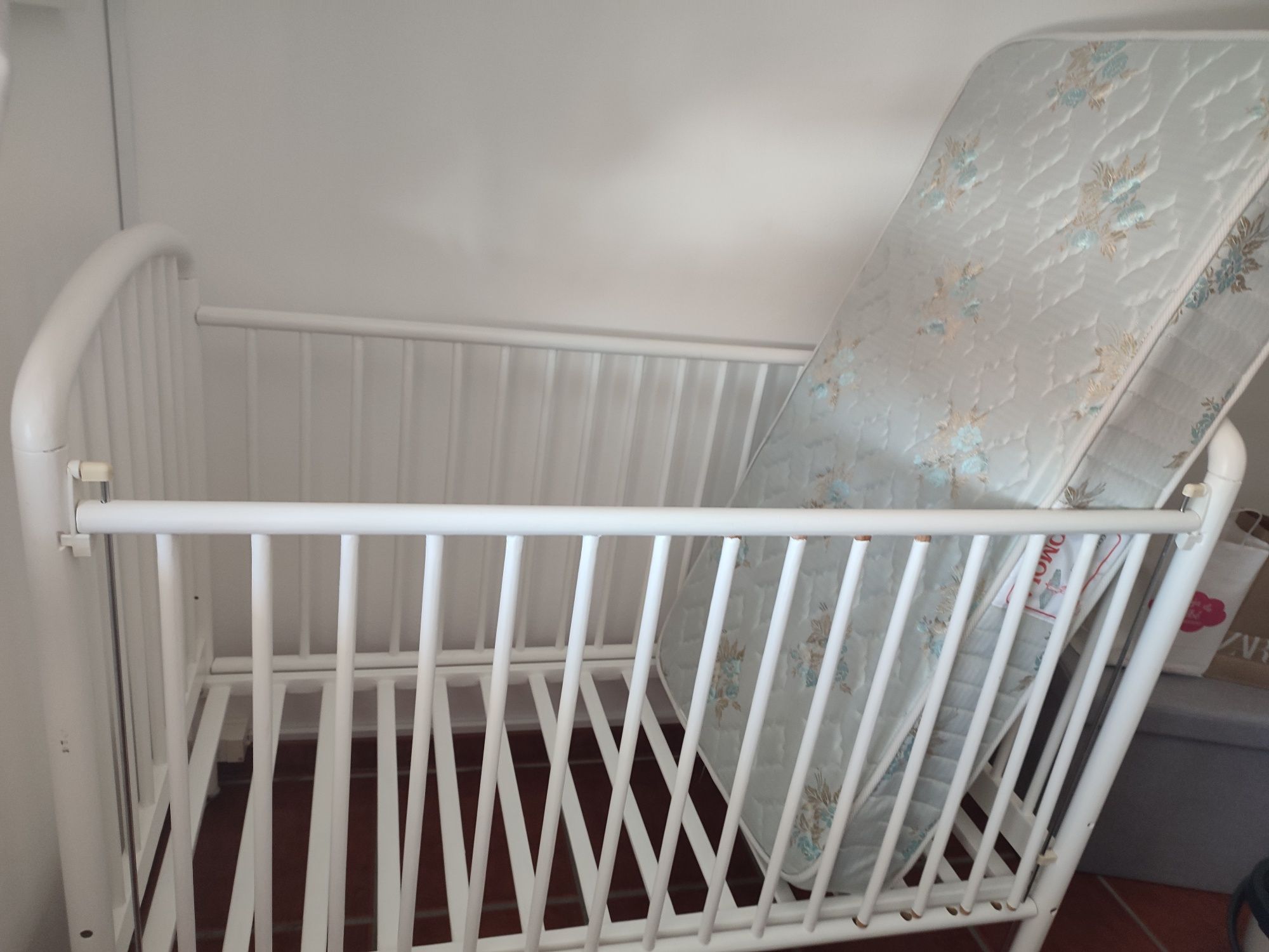 Vendo cama e colchão de bebé