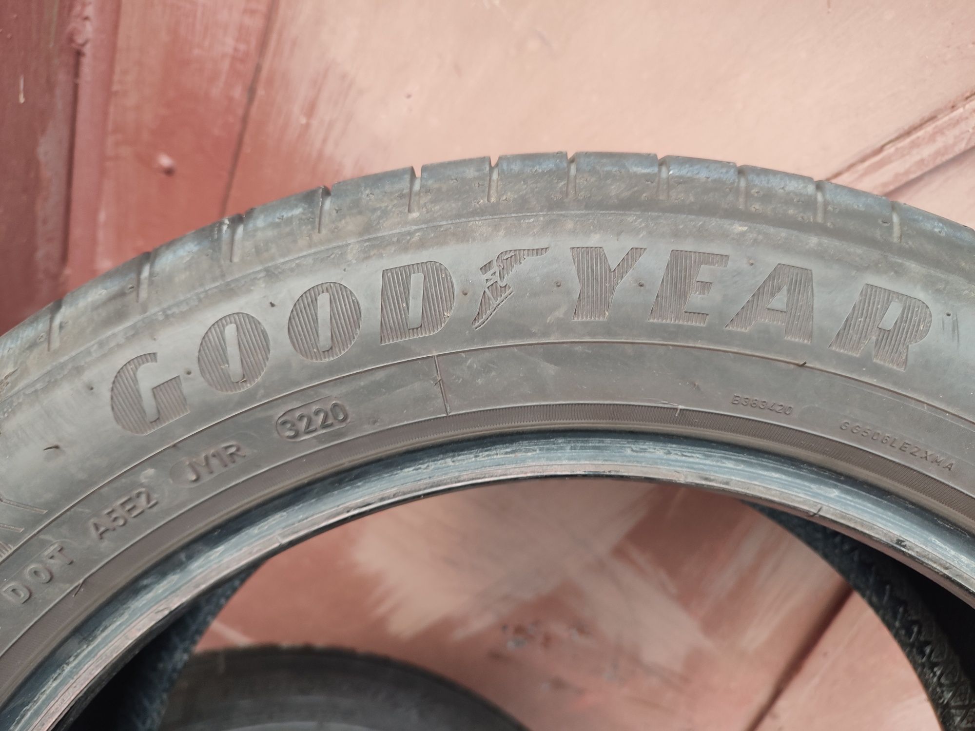 Dwie opony Good Year Efficient Grip 215/55/18 95H.