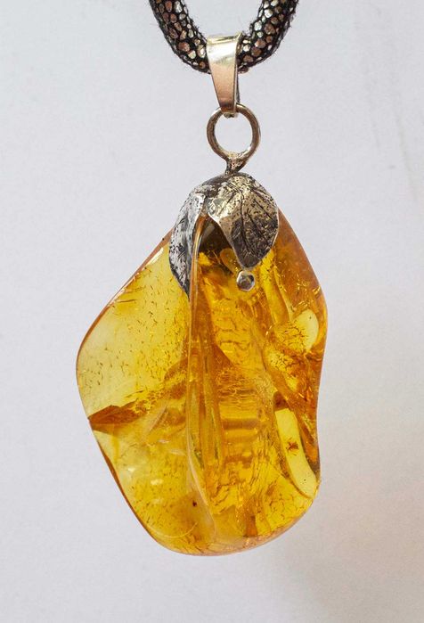 wisiorek z bursztynem