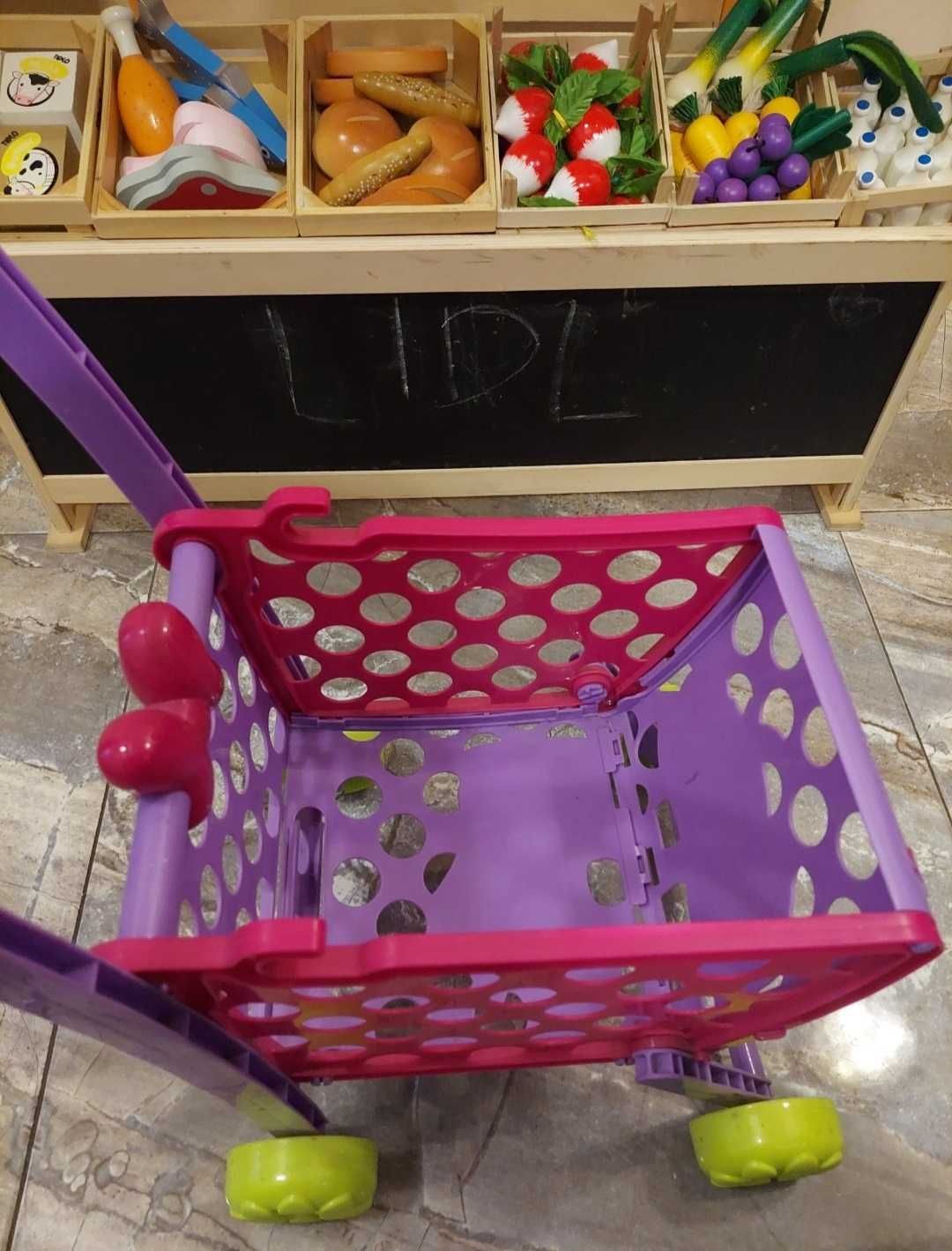 Koszyk zakupowy na kółkach Myszka Minnie, zabawa w sklep?