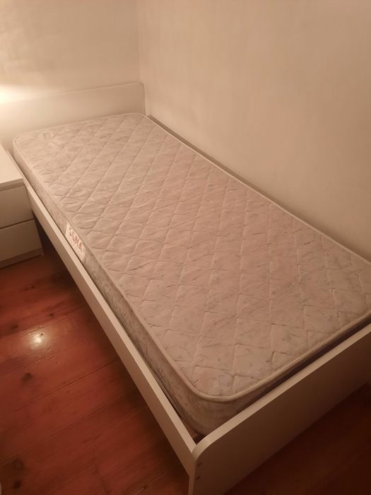 Cama de solteiro com colchão,mesa de cabeceira, guarda roupa , mesa