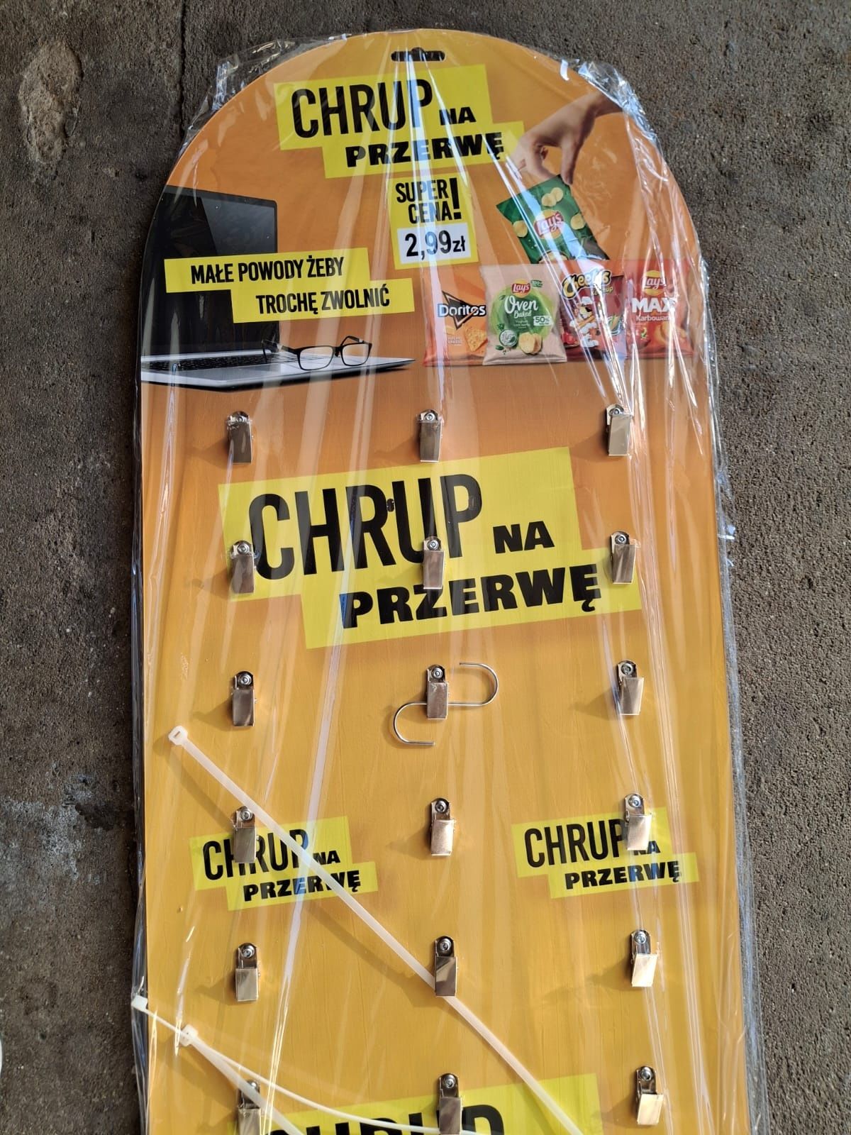 Stendy reklamowe na chipsy Lay's, z wieszaczkami