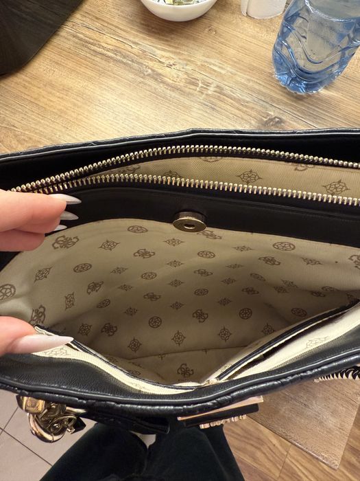 Czarna torebka guess