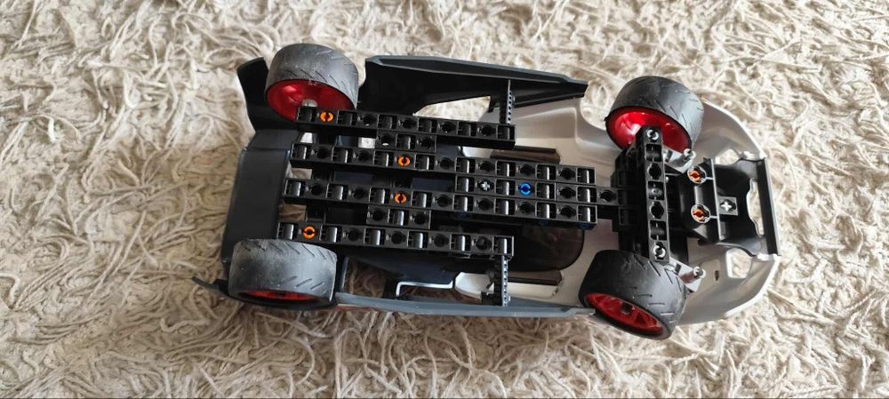 Samochód dla chłopca  z skrętnymi kołami, podwozie lego
