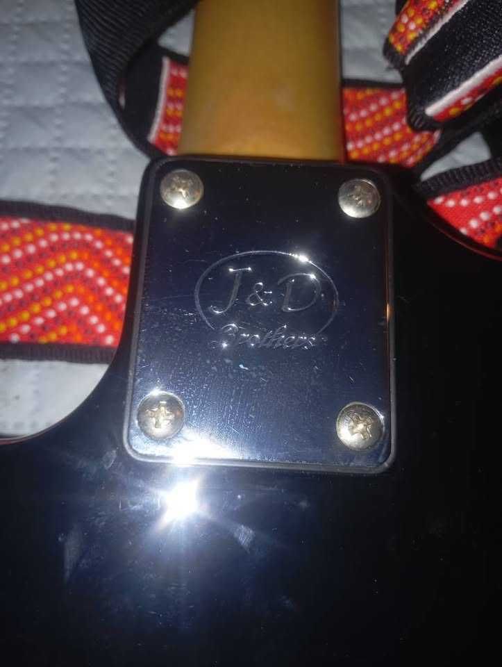 Guitarra eléctrica de J & D com acabamento Black + Amplificador.
