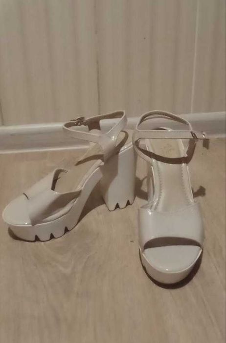 Босоніжки білі Violeta collection, кожа, стан 10/10, size 37. ТОРГ