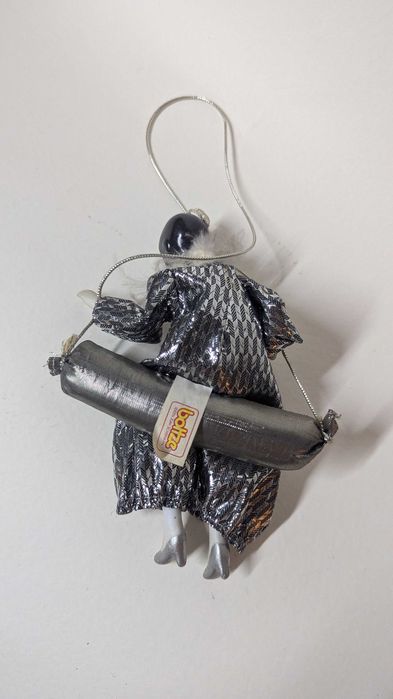 Arlekin Pierrot na huśtawce