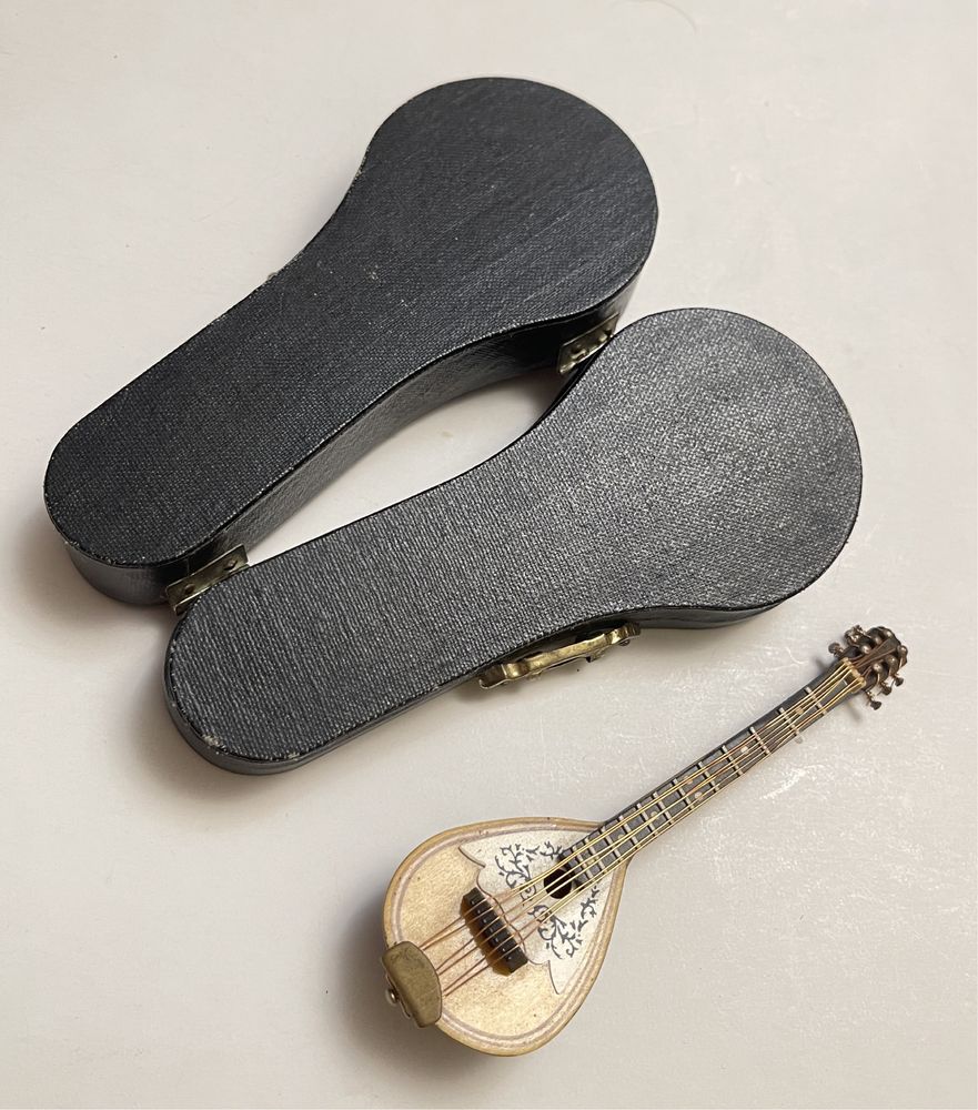 Miniaturowa mandolina gitara w futerale drewniana 10 cm