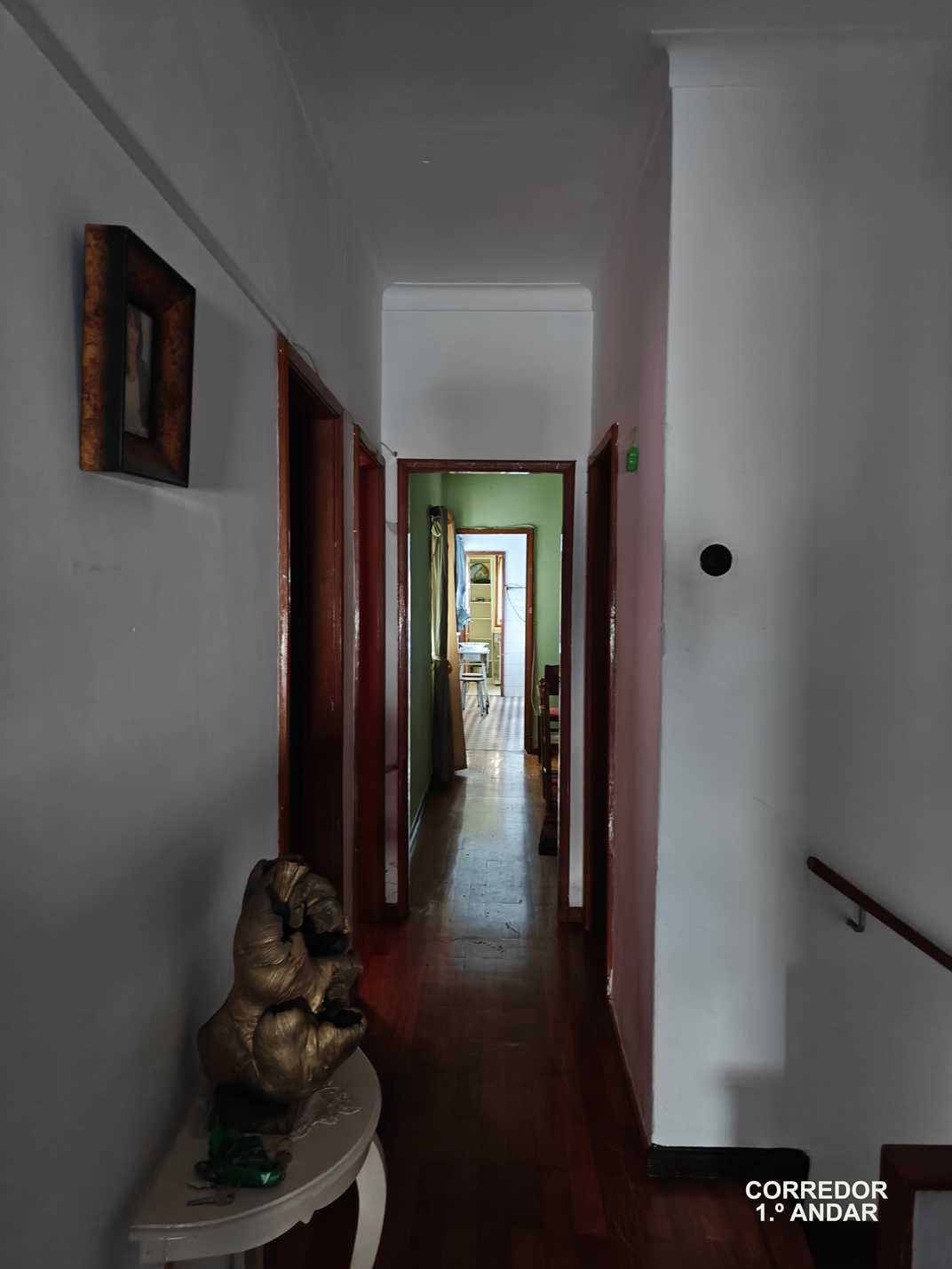 Moradia de 3 andares c/ terreno extenso para reabilitar ou reconstruir