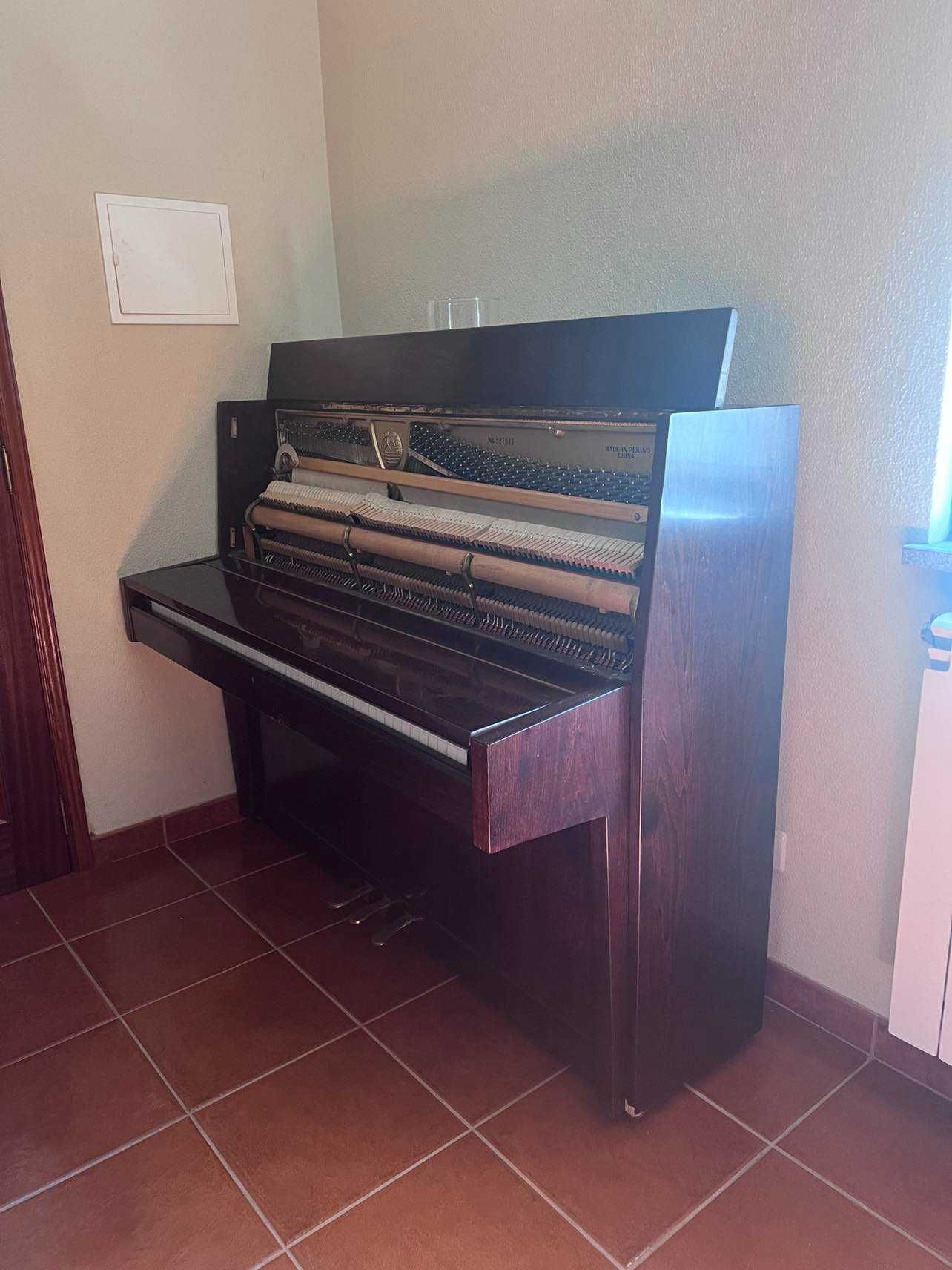 Piano Hsinghai em otimo estado