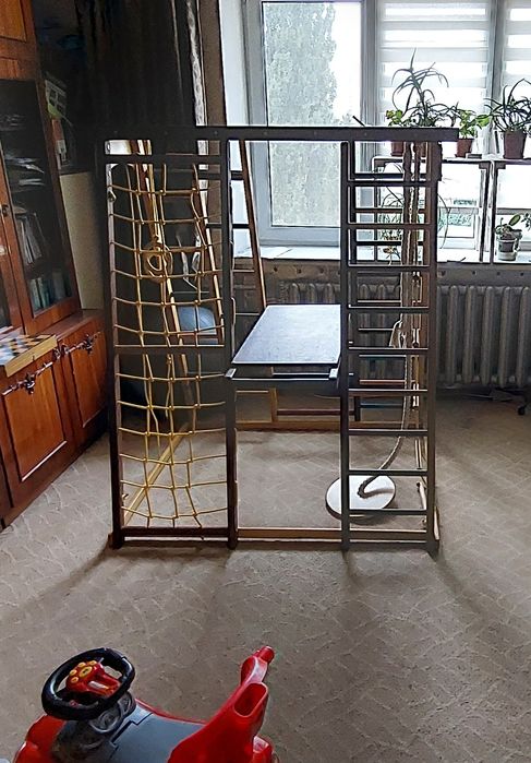 Дитячий спортивний майданчик с гіркою