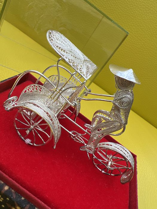 Ręcznie pleciona posrebrzana riksza rowerowa za szkłem silver plated