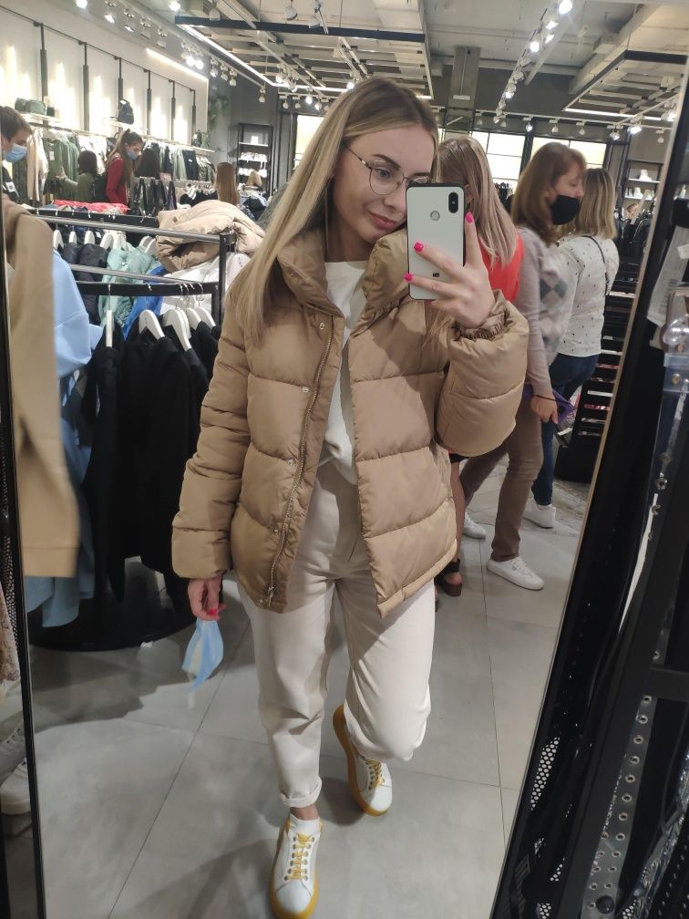 Жіноча осіння куртка беж, Stradivarius XS, можна S, М. Чорна куртка