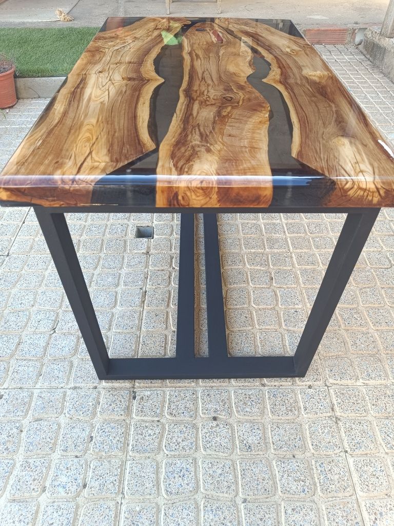Mesa de centro em resina epoxi