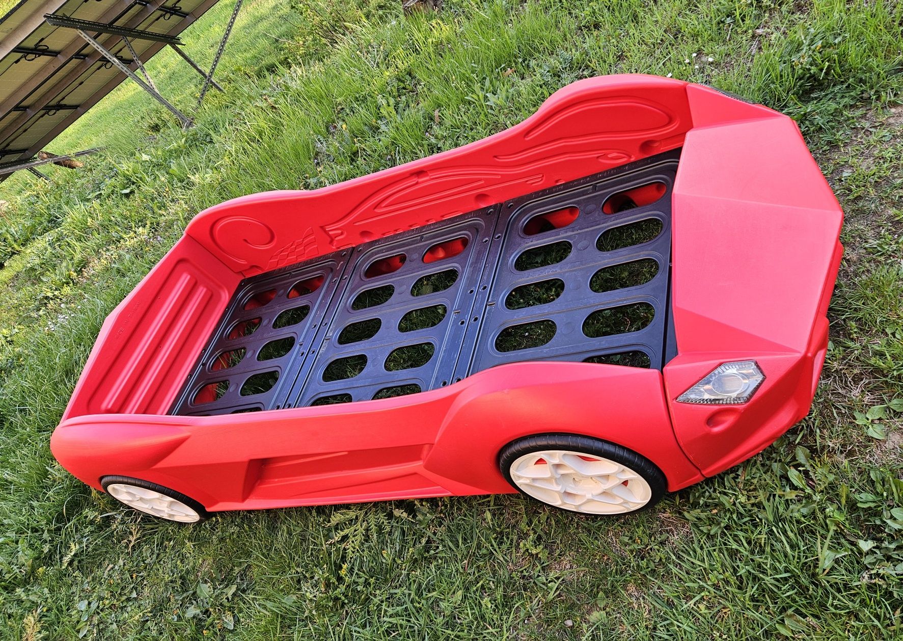 Piekne czerwone łóżko samochód lamborghini