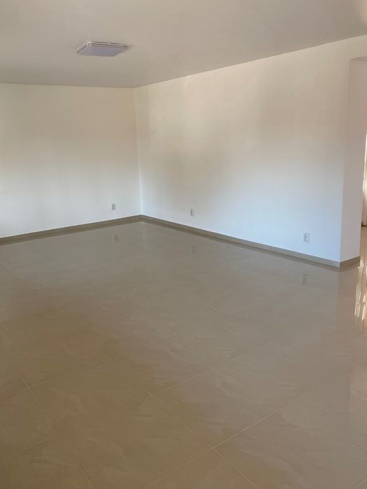 Продається комерційне приміщення магазину.