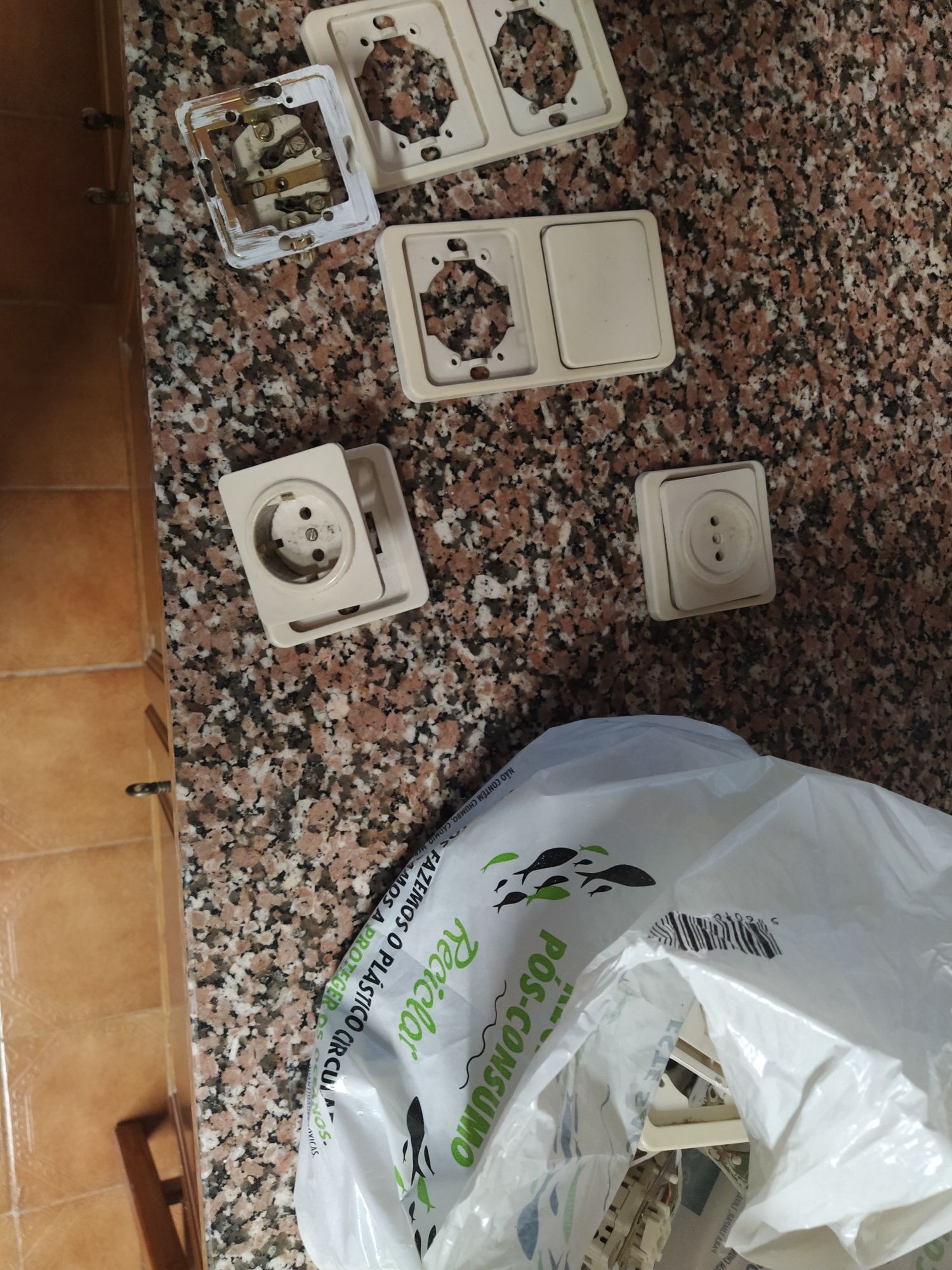Tomadas interruptores e espelhos