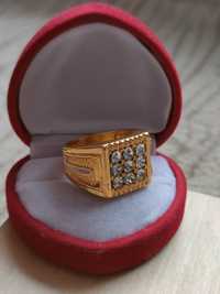 Duży pierścionek kwadratowy pierścień sygnet z cyrkoniami kolor złoty