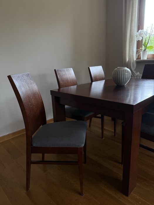 Zestaw stół z krzesłami i szafka rtv