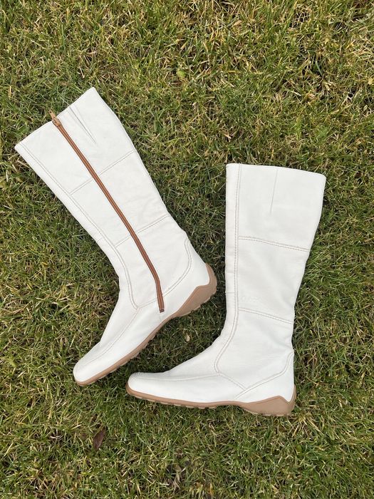 Трендові шкіряні білі чоботи Gabor