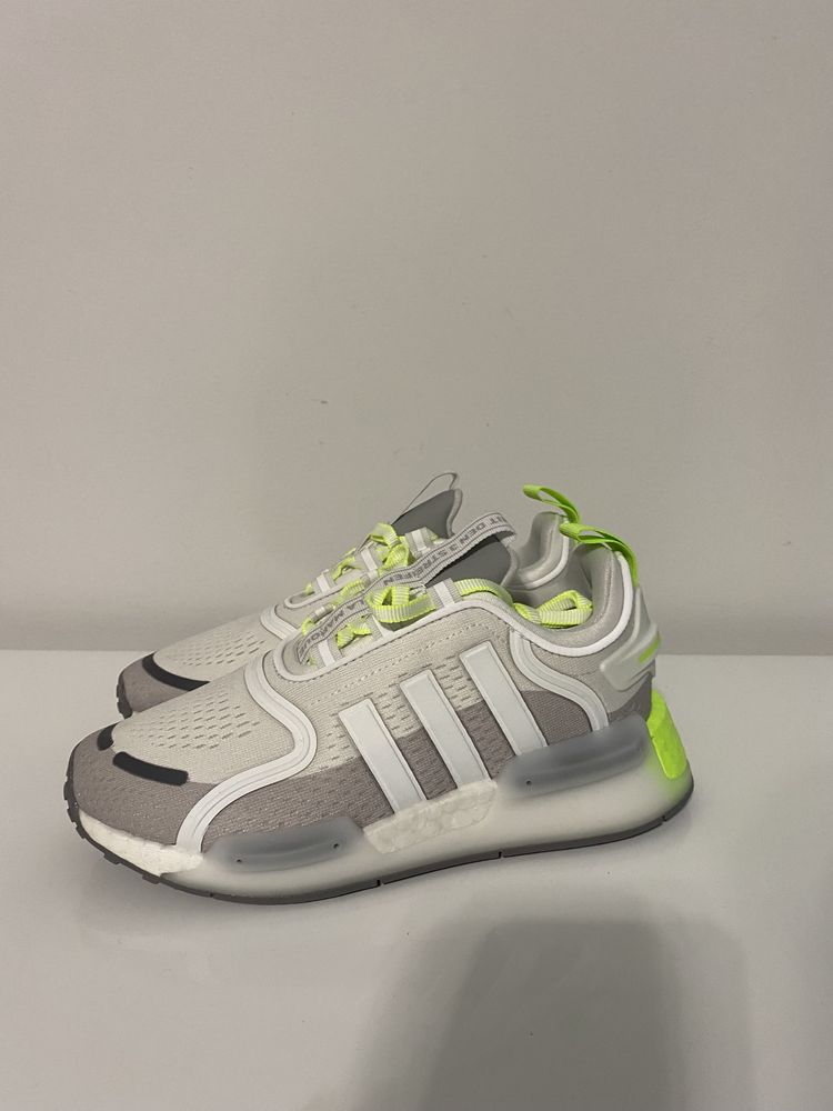 Buty Adidas NMD V3 J IH0038 r 35 1/2