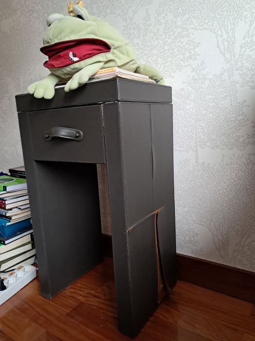 Mesa de cabeceira ou móvel de apoio