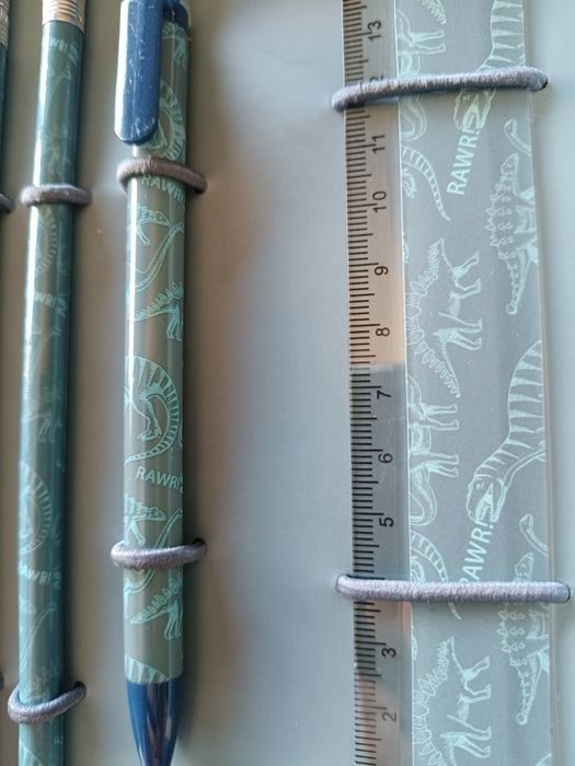 Set de papelaria com material escolar tema dinossauros.
Inclui caneta,