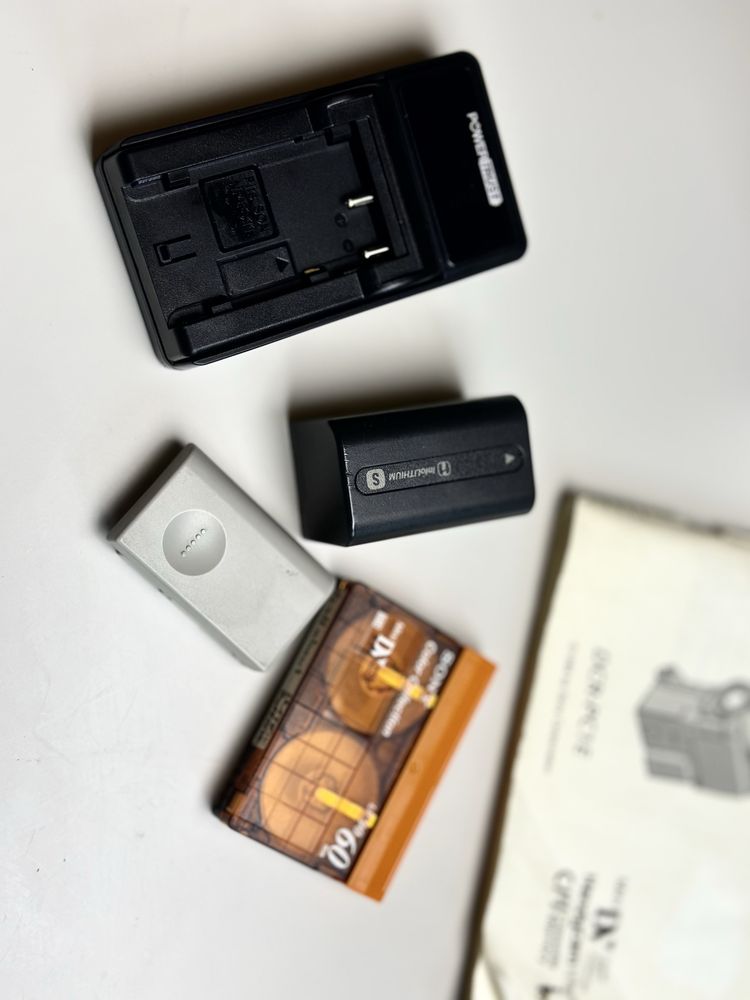 Kamera Mini DV sony handycam DCR-PC1E 2 baterie, Y2K retro look