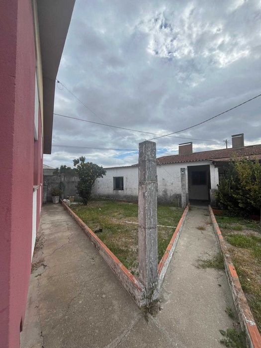 Moradia T4 na Marinha Grande com barracão e anexos