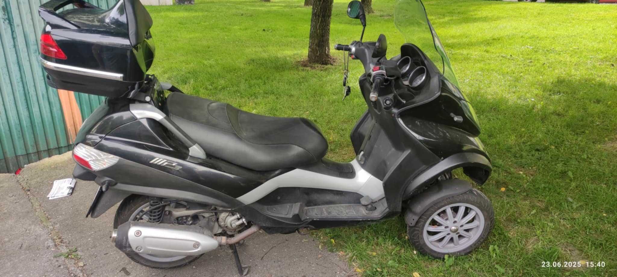Skuter Piaggio trójkołowy