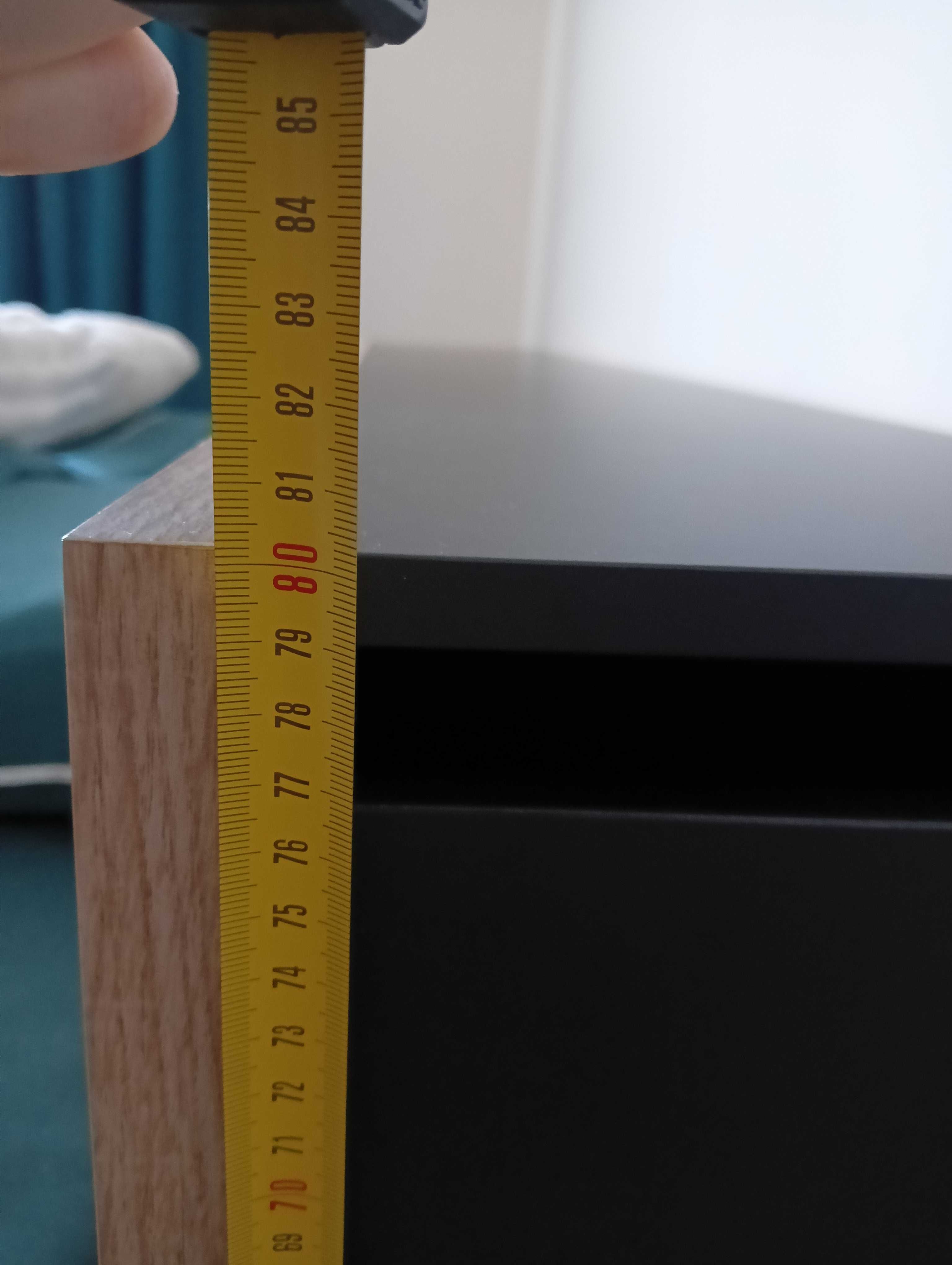 Zabudowa do łóżka 160 zagłówek z wysuwanymi szafkami nocnymi.
