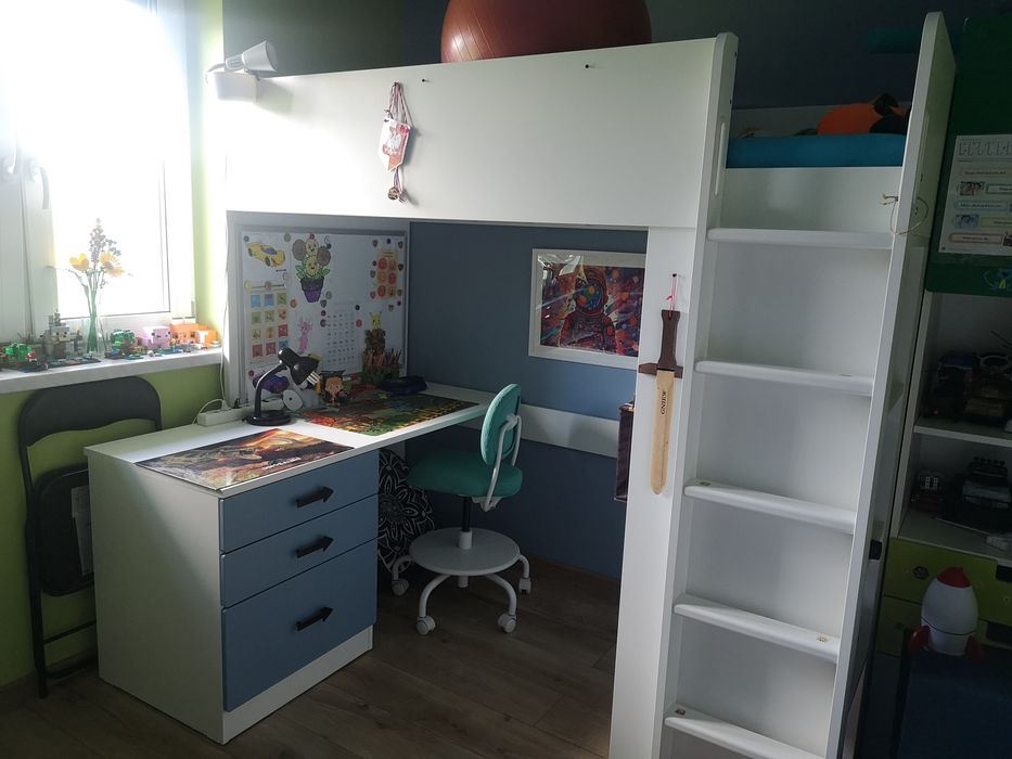 Łóżko na antresoli z biurkiem i szafą IKEA SMASTAD
Łóżko na antresoli,